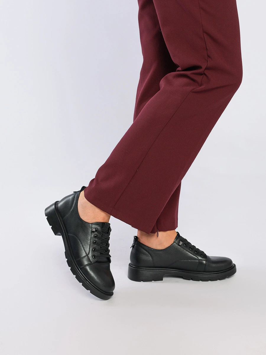 Туфли черного цвета с эластичной шнуровкой